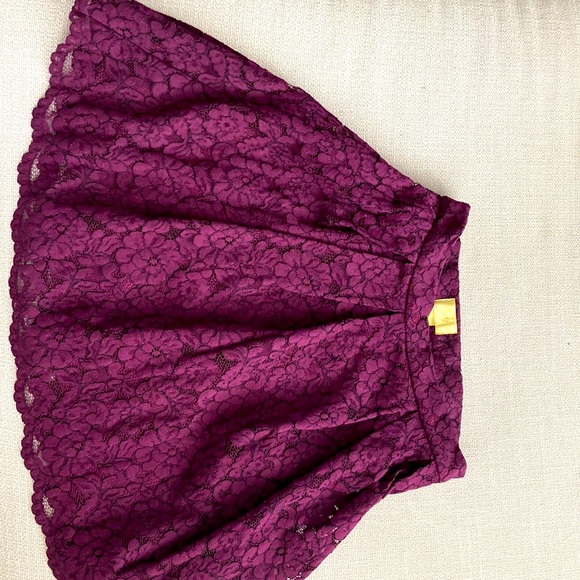 High waist circular lace (above knee) skirt from H&M. Worn once. - Picture 4 of 6